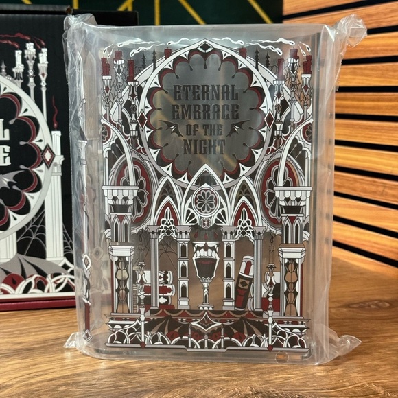 Fairyloot Eternal Embrace Book Vase | Acrylic - Picture 5 of 7